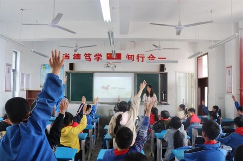 必赢76net线路官网:一堂别开生面的“双语”思政课