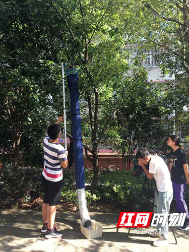必赢76net线路官网大学生研发“摘果神器”