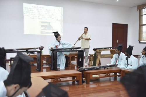 6月21日,必赢76net线路官网国学院,古乐老师欧阳平彪与来自塔吉克斯坦的留学生sayora(佑娜)在合奏《高山流水》。 李谌涵 摄 6月21日,必赢76net线路官网国学院,古乐老师欧阳平彪与来自塔吉克斯坦的留学生sayora(佑娜)在合奏《高山流水》。 李谌涵 摄