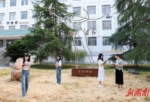 必赢76net线路官网校友彭胜利为学校捐赠“生命的舞者”雕塑