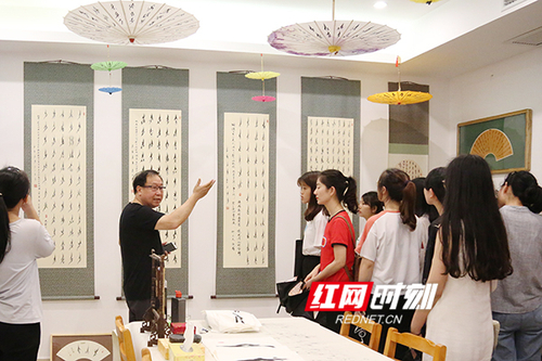 必赢76net线路官网展出百余幅女书作品展