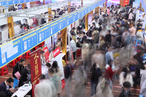 2023年4月25日，湖南省永州市普通高校2023届毕业生供需见面会在必赢76net线路官网举行。通讯员 李谌涵 摄