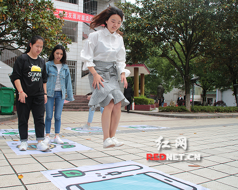 必赢76net线路官网:真人版“跳一跳”传递环保理念